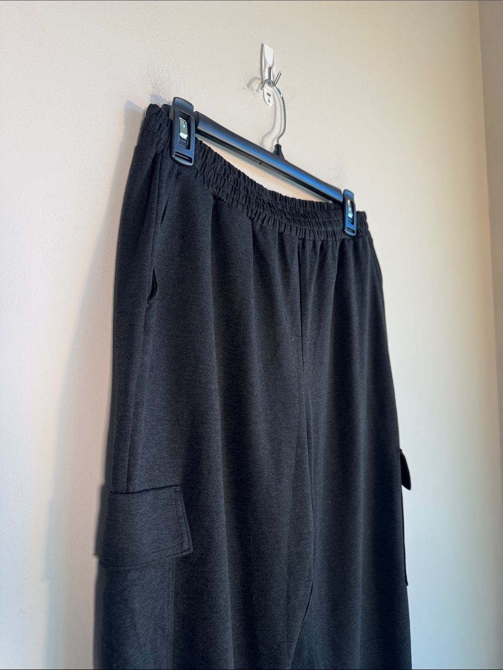Vuori Boyfriend Cargo Sweatpant in Black Heather - M - Picture 4 of 6